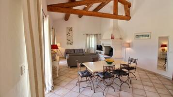 TV, fireplace, DVD player, books