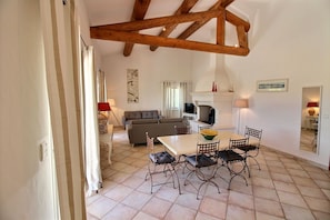 TV, fireplace, DVD player, books