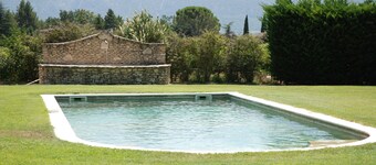 In PROVENCE, Facing LUBERON, A LITTLE CORNER OF PARADISE, PRIVATE VILLA FOR 6 Pers