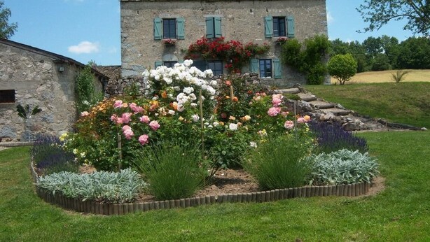 Exterior - Idyllic Country House with secure pool, panoramic views (Lunac)