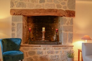 Interior - Idyllic Country House with secure pool, panoramic views (Lunac)