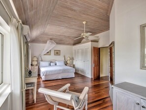 4 Schlafzimmer, Zimmersafe, Schreibtisch, Bügeleisen/Bügelbrett