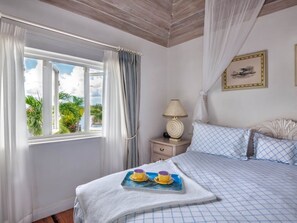 4 bedrooms, in-room safe, desk, iron/ironing board - Close to beach, West Coast, 4 bedrooms and private pool (Holetown)