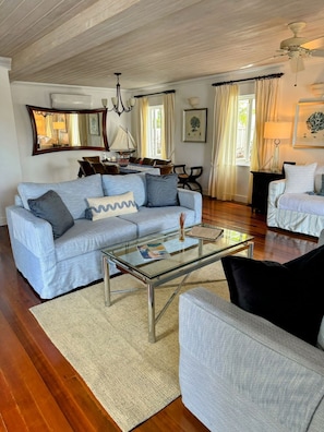 Smart TV, books, stereo - Close to beach, West Coast, 4 bedrooms and private pool (Holetown)