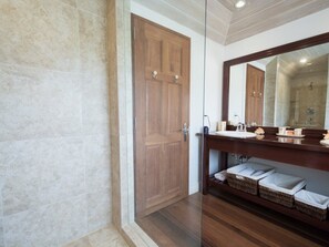 Combined shower/bathtub, hair dryer, towels, soap - Close to beach, West Coast, 4 bedrooms and private pool (Holetown)