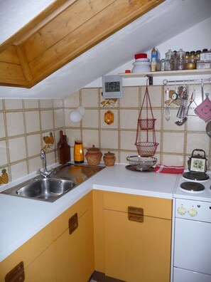 Réfrigérateur, micro-ondes, plaque de cuisson, cafetière/bouilloire