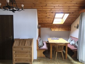 Dining - Cozy attic apartment at the edge of the forest (Grainau)