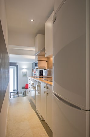 Frigorífico, microondas, horno y placa de cocina