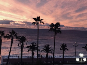 Beach nearby, beach towels - 2-room balcony with sea view in a luxury building on the Promenade des Anglais (Nice)