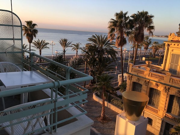 Property grounds - 2-room balcony with sea view in a luxury building on the Promenade des Anglais (Nice)