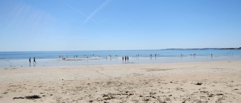 Una spiaggia nelle vicinanze, lettini da mare, teli da spiaggia