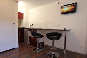 Réfrigérateur, micro-ondes, four, plaque de cuisson