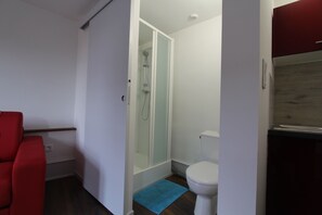 Chuveiro, secador de cabelo, toalhas de banho, sabonete