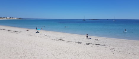 Plage à proximité, chaises longues