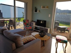 Smart TV, fireplace, DVD player, books
