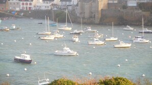 A coastal town with numerous boats docked in the harbor. - Unique all comfort Longere, close to the sea of Iroise (Ploumoguer)