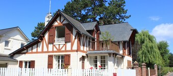 House 200m beach between board and Hippodrome Deauville, very well located