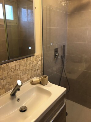 Shower, hair dryer - House 400m beach, between Deauville board and Hippodrome, very well located (Benerville-Sur-Mer)