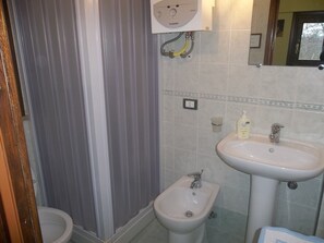 Badekar, hårtørrer, bidet, håndklæder