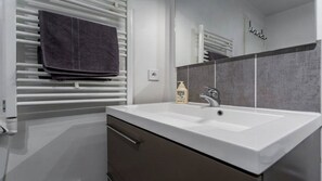 Hair dryer, towels, soap, shampoo - Bordeaux Hyper Center ville Rue Courbin renovated, cozy and bright (Bordeaux)