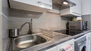 Fridge, microwave, stovetop, coffee/tea maker - Bordeaux Hyper Center ville Rue Courbin renovated, cozy and bright (Bordeaux)