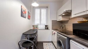 Fridge, microwave, stovetop, coffee/tea maker - Bordeaux Hyper Center ville Rue Courbin renovated, cozy and bright (Bordeaux)
