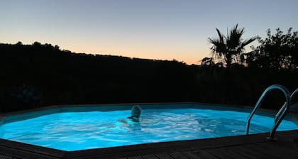 Luxusvilla mit Pool und umzäuntem Garten