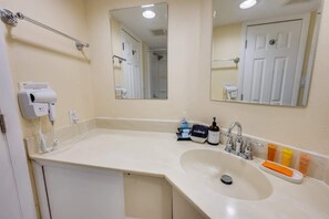 وحدات دش مع أحواض استحمام، مجففات شعر، مناشف