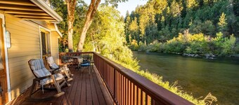 Romantic & private cabin on Rogue River, 1 hr from Crater Lake