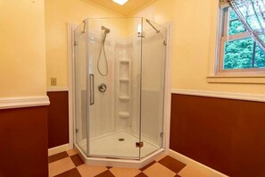 Dusche, Haartrockner, Handtücher, Toilettenpapier