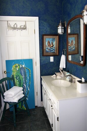 Haartrockner, HandtĂŒcher, Seife, Shampoo