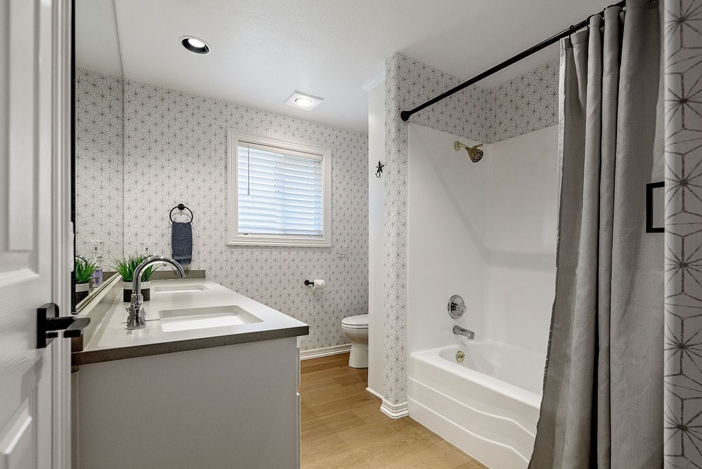 Un baño con ducha, inodoro y lavamanos.