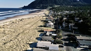 在海滩、沙滩椅、沙滩毛巾
