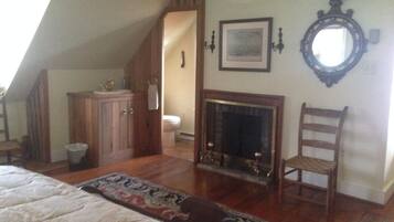 2 bedrooms, iron/ironing board, internet, bed sheets