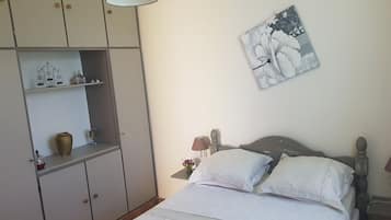2 chambres, fer et planche à repasser, Wi-Fi, draps fournis