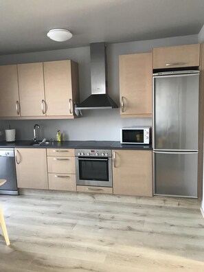 Kjøleskap, mikrobølgeovn, ovn og kokeplater