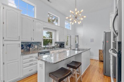 🔹Spacious 5 bedroom Oceanside Pool House🔹 Sleeps 22🔹Steps from the Beach🔹