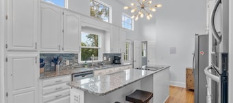 🔹Spacious 5 bedroom Oceanside Pool House🔹 Sleeps 22🔹Steps from the Beach🔹