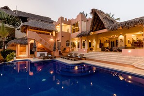 Pool - Luxurious Oceanfront Villa - Steps from Manzanillo Beach - Best View in Puerto (Puerto Escondido)