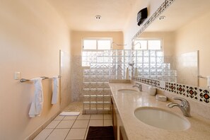 Shower, hair dryer, towels - Luxurious Oceanfront Villa - Steps from Manzanillo Beach - Best View in Puerto (Puerto Escondido)