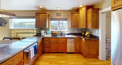 TACIT SHADOW - "Escape" Two Bedroom Suite w/ Balcony - Sleeps 9 Guests in Beds