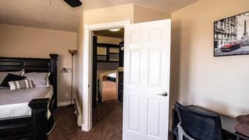 2 Schlafzimmer, Schreibtisch, Bügeleisen/Bügelbrett, Reisekinderbett