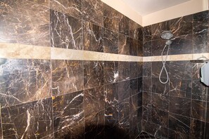 Chuveiro, secador de cabelo, toalhas de banho, sabonete