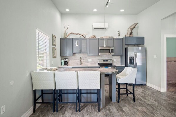 冷蔵庫、電子レンジ、オーブン、コンロ