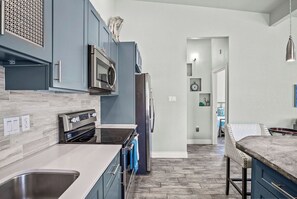 冷蔵庫、電子レンジ、オーブン、コンロ