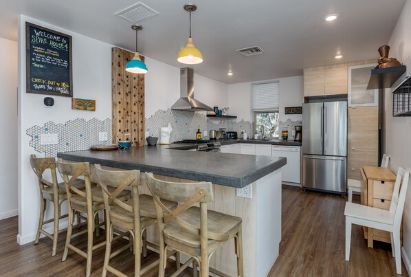 Fridge, microwave, oven, stovetop - West Sedona - 5 mins to Best Trails! (Sedona)