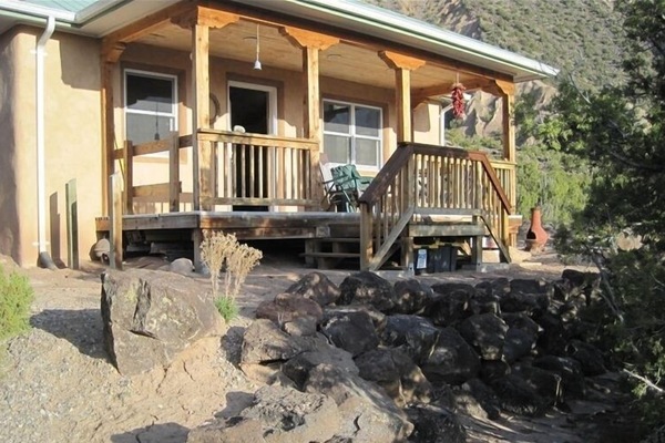 The relaxing portal (front porch) faces the mountains to the west.