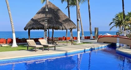 Villa Sophie 3BR/3BA, Beach Front Terrace, Heated Pool, Parking.