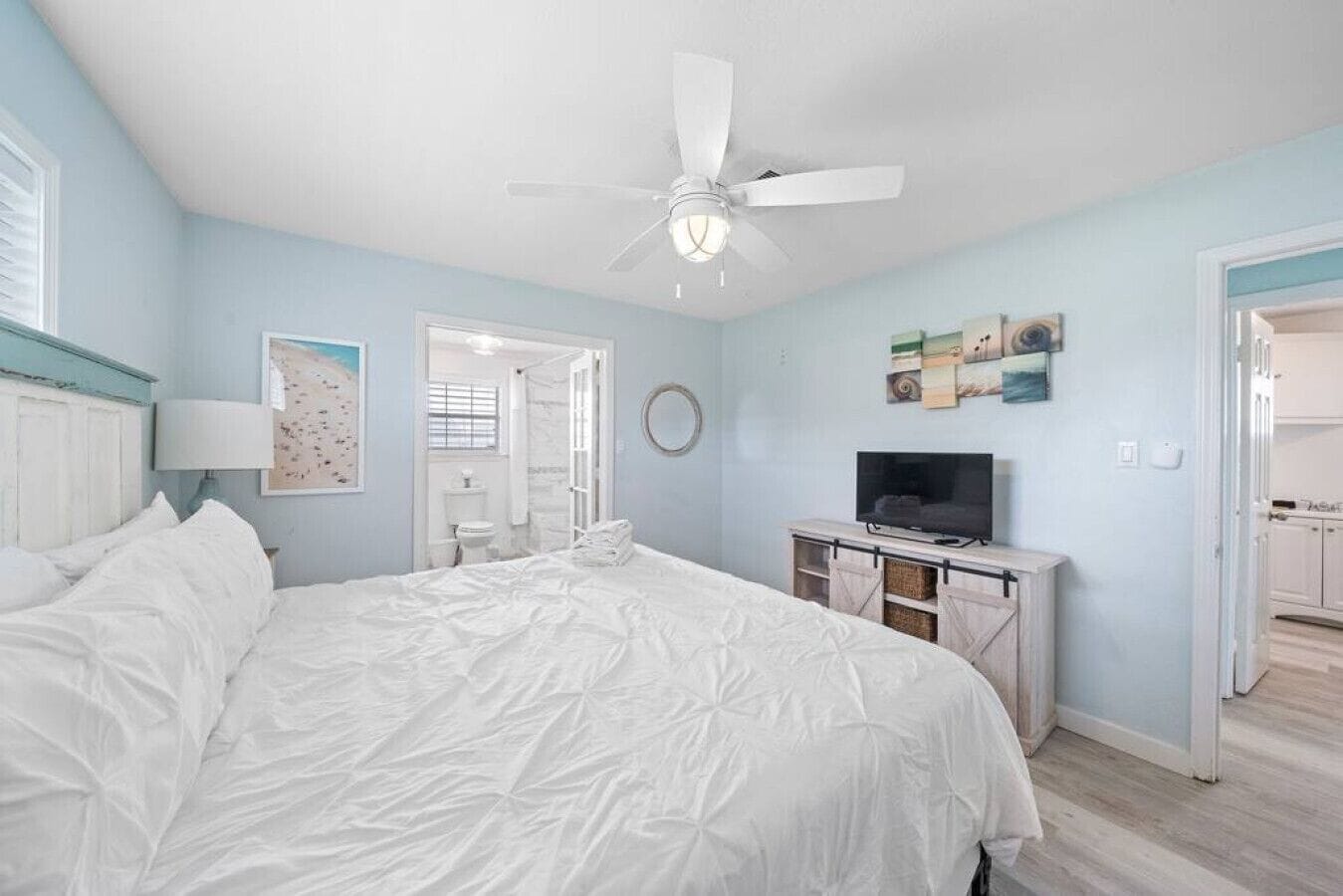 3 bedrooms, desk, iron/ironing board, travel cot