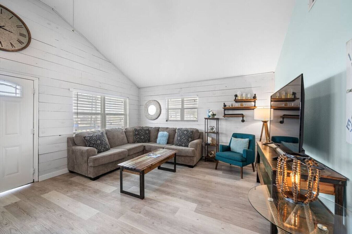 TV connectée, jeux vidéo, baby-foot, livres